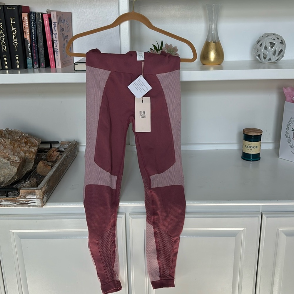NWT Fabletics High-waisted statement legging. Demi Lovato. Size S regular 27.